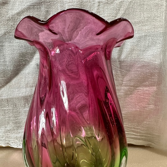 Teleflora Collectible Vase,  Art Glass, cranberry pink and green vase. - Picture 4 of 6